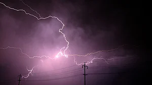 मध्य प्रदेश में कुदरत का कहर, बारिश के बीच आकाशीय बिजली गिरने से 5 की मौत