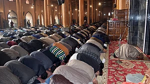 गिलानी के निधन के बाद कश्मीर में पहले जुमे की नमाज शांतिपूर्ण रही, मोबाइल सेवाएं बहाल, बंदिशों में छूट पर विचार