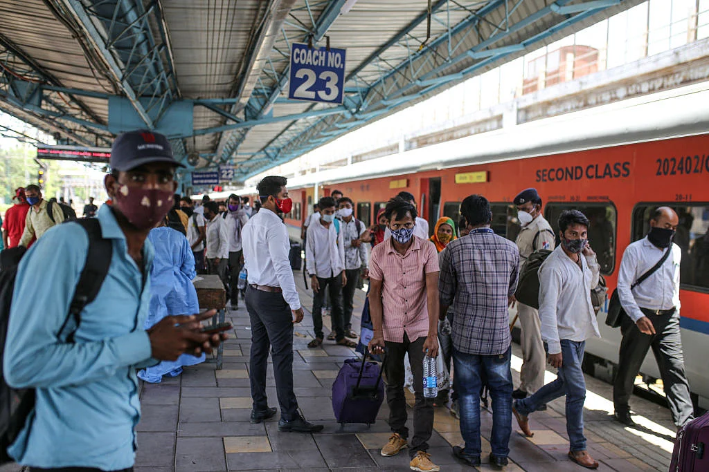 कोरोना को 'उत्सव' की तरह मना रेलवे वसूल रहा दोगुना किराया, फेस्टिवल स्पेशल के नाम पर यात्रियों से लूट