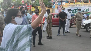 भवानीपुर उपचुनाव के खिलाफ PIL दायर, मुख्य सचिव के अधिकार क्षेत्र पर सवाल, बढ़ सकती है ममता की मुश्किल