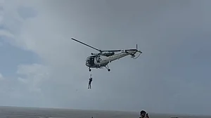 महाराष्ट्र: फिर 'देवदूत' बनकर आए भारतीय तटरक्षक बल! चट्टानों में फंसी नौका के क्रू-मेंबर को 30 घंटे बाद बचाया गया