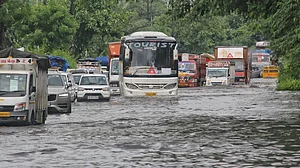दिल्ली एयरपोर्ट से निकली यात्रियों से भरी बस पानी में फंसी, दमकल कर्मियों ने किसी तरह सुरक्षित निकाला