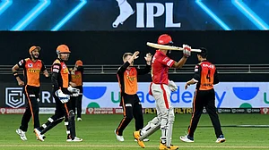 IPL 2021: सनराइजर्स हैदराबाद की पंजाब किंग्स से होगी भिड़ंत, जानें दोनों टीमों के लिए कैसे मुश्किल है प्लेऑफ़ का रास्ता?
