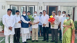 चुनाव से पहले उत्तराखंड BJP को बड़ा झटका! परिवहन मंत्री यशपाल आर्य और MLA संजीव कांग्रेस में हुए शामिल