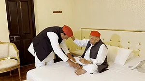यूपी चुनावः अखिलेश कल करेंगे समाजवादी विजय यात्रा की शुरुआत, पिता मुलायाम का लिया आशीर्वाद
