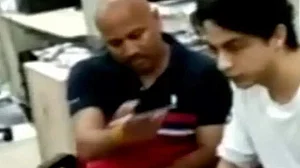 ड्रग केस में एक और चौंकाने वाला खुलासा, आर्यन खान को अपने मोबाइल से बात करते हुए किरण गोसावी का वीडियो वायरल