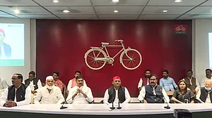 उत्तर प्रदेश में बीएसपी-बीजेपी को करारा झटका, 7 विधायक सपा में शामिल, अखिलेश बोले- चुनाव में तय है बीजेपी का सफाया