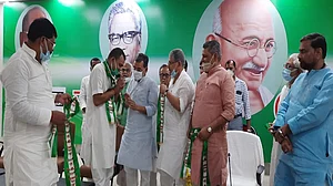 बिहार में उपचुनाव से पहले BJP को लगा झटका, मंत्री सम्राट चौधरी के भाई रोहित ने थामा JDU का दामन