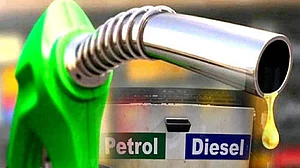 देश में महंगाई की मार जारी, पेट्रोल, डीजल की कीमतों में एक बार फिर उछाल, जानें नए रेट
