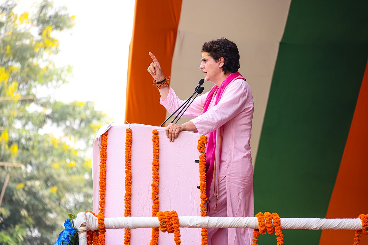 वाराणसी रैली में प्रियंका गांधी ने लगाया 'जय माता दी' का जयकारा, देवी स्तुति से शुरु किया भाषण