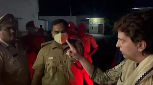 वीडियो: ...जब UP पुलिस पर भड़कीं प्रियंका गांधी, कहा- क्या समझ रखा है, पहले वॉरंट लेकर आओ तब रोकना