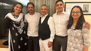 आर्यन को जमानत मिलने के बाद पहली बार मुस्कुराए शाहरुख खान, वकीलों की पूरी टीम के साथ साझा की खुशी