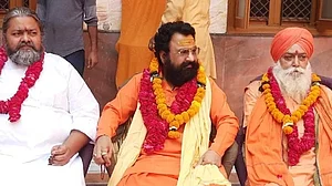 महंत रवींद्र पुरी बने अखाड़ा परिषद के अध्यक्ष, दिवंगत नरेंद्र गिरि की लेंगे जगह, लेकिन सामने आ गया संतों का दोफाड़