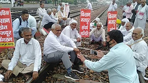 लखीमपुर हिंसा के विरोध में बिहार, पंजाब, हरियाणा में किसानों का प्रदर्शन, रेल की पटरियों पर अन्नदाता, जानें मांगें