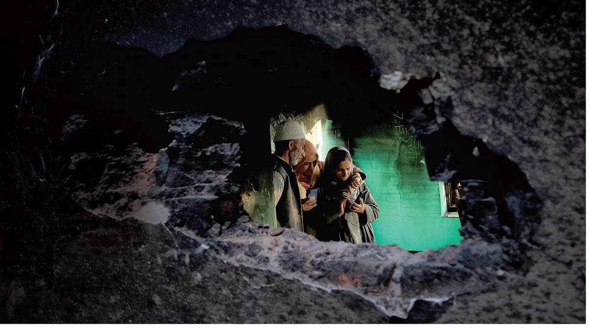 आतंक से लड़ने के नाम पर कश्मीर की पूरी आबादी को आखिर क्यों समझ लिया गया है दुश्मन!