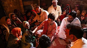 यूपी: ललितपुर में मृतक किसानों के परिजनों से मिलीं प्रियंका गांधी, खाद लेने के लिए लाइन में लगे किसानों की हुई थी मौत