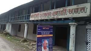 मोदी-योगी राज में आखिरी सांसें गिन रहे गांधी आश्रम, करोड़ों के कपड़े डंप, कर्मचारियों के पीएफ तक के पैसे नहीं