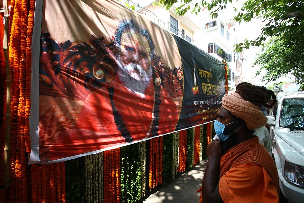 क्या 35 फोन कॉल में छिपा है महंत नरेंद्र गिरि की मौत का राज! क्या केंद्र की सलाह पर योगी ने सीबीआई को सौंपी जांच!