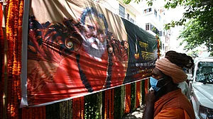 क्या 35 फोन कॉल में छिपा है महंत नरेंद्र गिरि की मौत का राज! क्या केंद्र की सलाह पर योगी ने सीबीआई को सौंपी जांच!