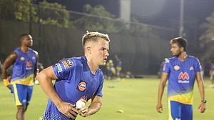 चोटिल होने के बाद पूरे IPL से बाहर हुए सैम करेन, कहा- निराश हूं, CSK के साथ समय बिताना पसंद करता हूं