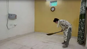 यूपी: प्रियंका गांधी ने हिरासत में उपवास किया शुरू, झाड़ू लगाती भी आईं नजर, हिरासत के विरोध में उठाया कदम