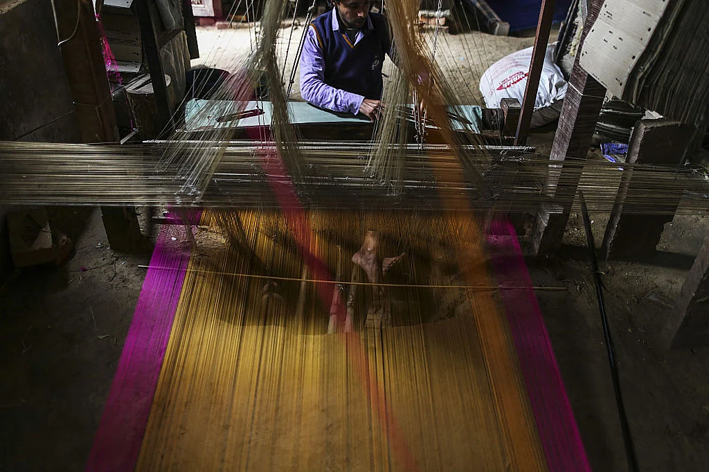 वादे तो बड़े-बड़े किए थे मोदी जी, लेकिन जरा देख तो लो क्या हालत हो गई है बनारस और उसके हुनरमंदों की...