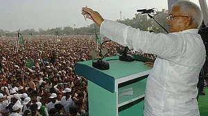 बिहार में 6 साल बाद लालू यादव की हुंकार! उपचुनाव की रैली में बोले- बेईमान हैं नीतीश, बिना गोली के ही मर जाएंगे