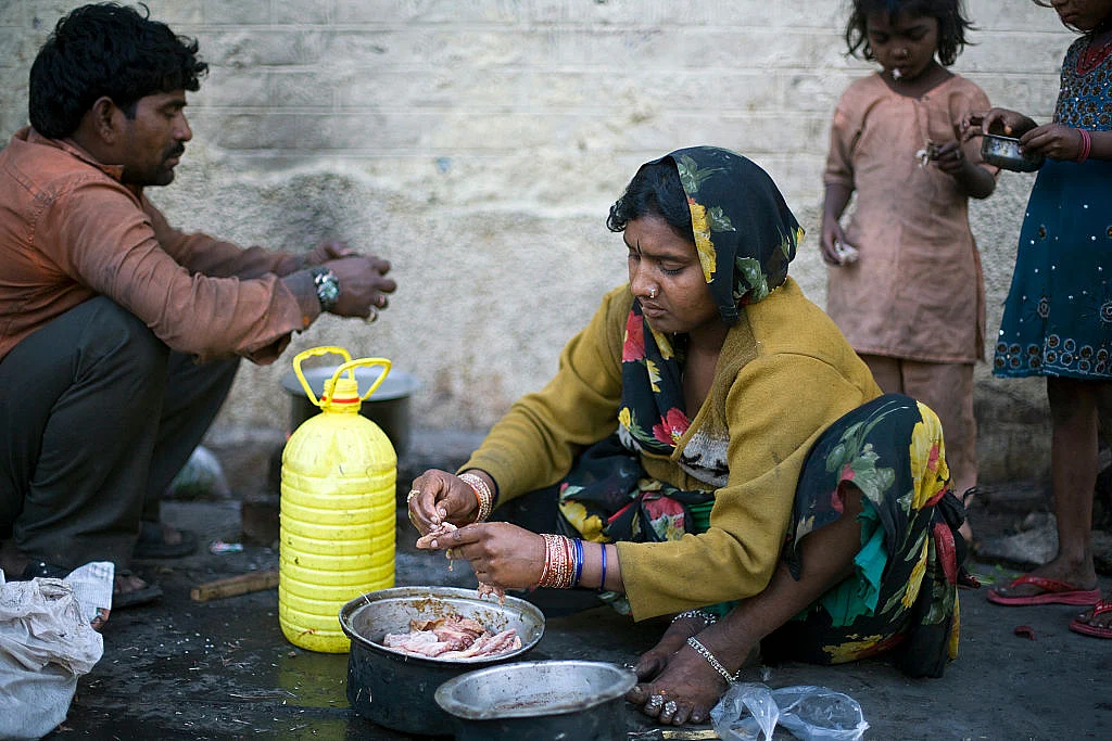 दाल के दाम छुएं आसमान, तो गरीब दाल-रोटी खाकर कैसे करे प्रभु का गुणगान