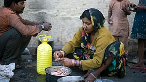 दाल के दाम छुएं आसमान, तो गरीब दाल-रोटी खाकर कैसे करे प्रभु का गुणगान