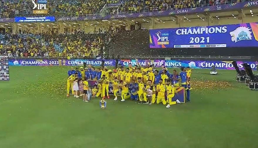 धोनी की कप्तानी में चौथी बार चेन्नई सुपर किंग्स बना आईपीएल चैंपियन, फाइनल में केकेआर को 27 रन से हराया