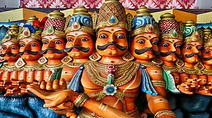 क्या आप जानते हैं, देश के इन इलाकों में राम नहीं रावण की होती है पूजा? रावण के पुतलों का नहीं करते दहन