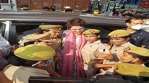 इस सेल्फी के लिए पुलिस कर्मियों पर एक्शन की तैयारी, प्रियंका बोलीं- अगर मेरे साथ फोटो खिंचवाना अपराध तो मुझे मिले सजा