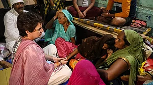 पुलिस हिरासत में मारे गए अरुण वाल्मीकि के परिवार से मिलीं प्रियंका गांधी, कहा- खौफनाक कहर को बताना भी मुश्किल