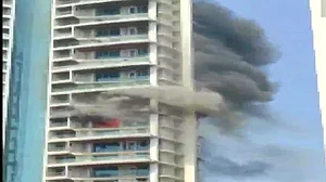 मुंबई की लग्जरी रेजिडेंशियल बिल्डिंग में भीषण आग, 19वीं मंजिल से गिरकर एक शख्स की मौत, देखें वीडियो