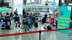 दक्षिण अफ्रीका से बेंगलुरु आए दो लोग कोरोना पॉजिटिव, ओमिक्रॉन के खतरे के बीच मचा हड़कंप