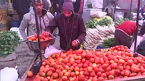 महंगाई की मार: बढ़े सब्जियों के दाम ने रसोई का बिगाड़ा बजट, टमाटर भी हुआ 'लाल'