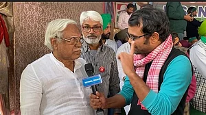 संविधान को खत्म करने वाली सरकार संविधान दिवस मनाने का नाटक कर रही है - हन्नान मोल्लाह