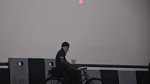 दिवाली का साइड इफैक्ट! दिल्ली-NCR में दम घोंटू हुई हवा, वायु प्रदूषण 'गंभीर' श्रेणी में पहुंचने से सांस लेना दूभर