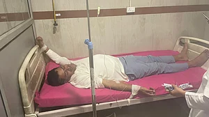 UP: इस्तीफा देने वाले सपा विधायक को पुलिस ने जबरन कराया अस्पताल में भर्ती, दोनों हाथ बांध कर लगाई गई ड्रिप