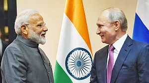 भारत जैसी ही है दुनिया की राजनीति, संकुचित होता जा रहा प्रजातंत्र का दायरा