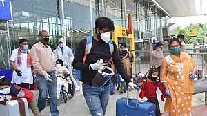 कोरोना के ओमिक्रॉन वेरिएंट से देश में दहशत!अलर्ट मोड पर राज्य सरकारें
