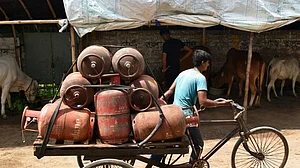 जनता पर फूटा महंगाई 'बम'! पेट्रोल-डीजल के बाद अब कमर्शियल LPG सिलेंडर महंगा, 266 रुपये की बढ़ोतरी