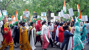 महंगाई, ईंधन की बढ़ती कीमतों के खिलाफ महिला कांग्रेस का विरोध प्रदर्शन, संसद का किया घेराव