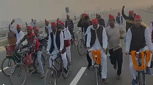 प्रधानमंत्री से पहले सपाइयों ने कर दिया पूर्वांचल एक्सप्रेस वे का सांकेतिक उद्घाटन, पुलिस को इस तरह दिया चकमा