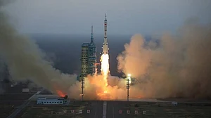 दुनिया की 5 बड़ी खबरें: UAE में गुप्त चीनी सैन्य अड्डे पर काम हुआ बंद और चीन ने नया सैटेलाइट किया लॉन्च