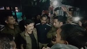 MP: शिव'राज' में विधायक तक को नहीं पूछते नौकरशाह, चार घंटे तक सड़क पर बैठे रहे BJP MLA, तब मिलने आए कलेक्टर