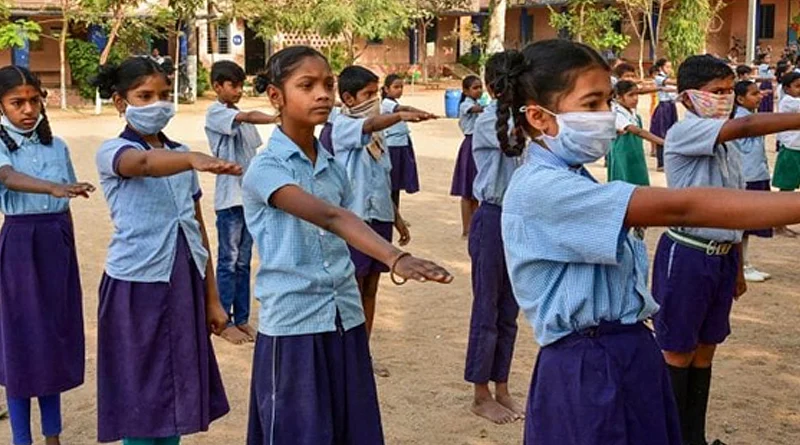 यूपी: ड्रेस-बस्ते के बदले अभिभावकों को 'एक क्लिक' में पैसे भेजने का ऐलान, पर क्या इस पैसे का हो पाएगा सही इस्तेमाल