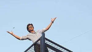 वीडियो: कमाई में भी 'बादशाह' हैं किंग खान, जानें कितने करोड़ के मालिक हैं शाहरुख खान