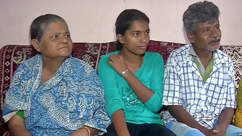 वीडियो: दिल हो तो ऐसा! बुजुर्ग महिला ने रिक्शा चालक के नाम कर दी अपनी करोड़ों की संपत्ति, जानिये क्या है मामला?   