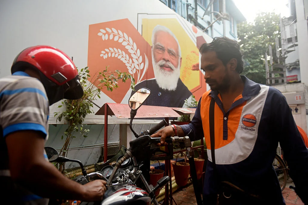 उत्तर प्रदेश चुनाव : जब वोटर को दिया जाए व्हाट्सऐप यूनिवर्सिटी का ज्ञान तो कैसे लगे किसी और की नैया पार